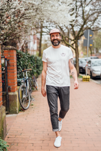 Laden Sie das Bild in den Galerie-Viewer, Kaffeekränzchen Crewshirt